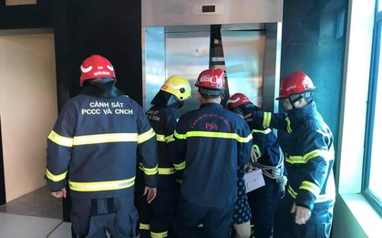 Hà Nội: 2 thang máy của công ty gặp sự cố khiến 38 người mắc kẹt, nhiều người hoảng sợ