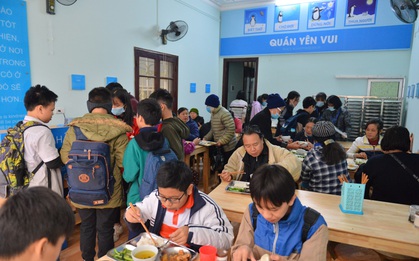 Quán cơm đặc biệt 2 nghìn đồng ở Hà Nội: “Mời cô, dì, chú, bác vào ăn cơm"
