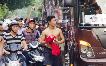 7 năm trước chạy bộ 8km ở Bờ Hồ để đuổi theo đội bóng Arsenal, nam sinh Hải Dương không ngờ cuộc đời mình thay đổi ngoạn mục