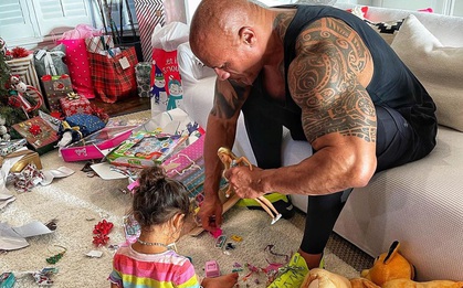 The Rock chia sẻ hài hước về trải nghiệm chơi búp bê cùng con gái, khiến các fan thêm tê tái bởi bắp tay cực khủng