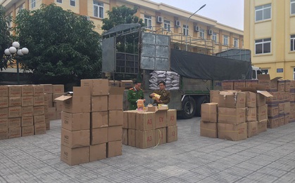Hà Nội: Phát hiện hơn 10 tấn bánh kẹo không rõ nguồn gốc chuẩn bị được đem bán cho học sinh tại các cổng trường