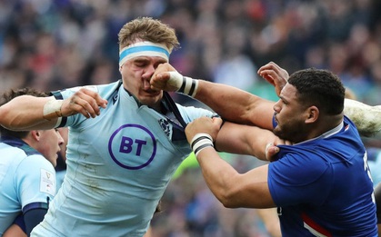 20 khoảnh khắc thể thao ấn tượng nhất 2020: Gương mặt nhòa lệ của cầu thủ đắt nhất thế giới, nỗ lực cứu bóng khiến anh chàng VĐV "in mặt" lên tường