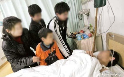 Ăn nhiều bò bít tết tái, người đàn ông sốt cao, đau lưng đến mức phải ngồi xe lăn