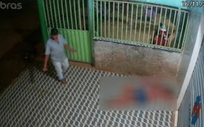 Nhìn thấy người phụ nữ ngủ gục bên lề đường, người đàn ông đến xem xét tưởng giúp đỡ nhưng hành động tiếp theo lại đáng lên án