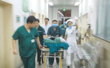 Cô gái 28 tuổi bất ngờ ngất xỉu, liệt nửa người cả đời dù đã được cấp cứu, nguyên nhân xuất phát từ thói quen trước khi đi ngủ của nhiều người trẻ