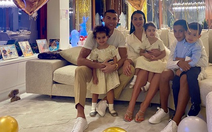 Sao bóng đá đón năm mới 2021: Mong ước của Ronaldo, màn khoe 12 danh hiệu trong năm trên giường ngủ của cầu thủ hay nhất thế giới