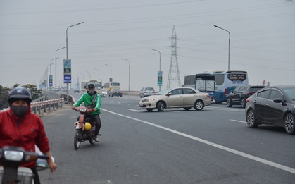 Hàng loạt ô tô bất chấp nguy hiểm, biển cấm, ngang nhiên quay đầu trên tuyến đường cao tốc đẹp nhất Hà Nội