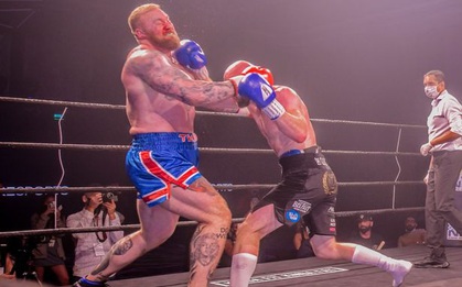 "Người khỏe nhất hành tinh" cao 2m06 hùng hổ bước vào trận đấu boxing với đối thủ "tí hon", kết quả sau đó khiến nhiều người phải ngỡ ngàng