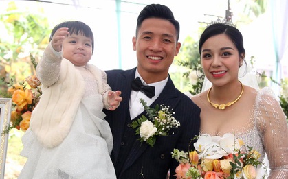Bùi Tiến Dũng hạnh phúc đón cả vợ và con gái về dinh trong ngày cưới