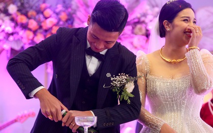 Bùi Tiến Dũng ngượng chín mặt với chai sâm banh "cứng đầu" ở đám cưới