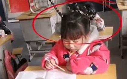 Cô bé tiểu học ngồi làm bài thi, mọi chuyện rất bình thường cho đến khi nhìn lên mái tóc, cô giáo phải thốt lên: Mẹ con bá đạo quá!