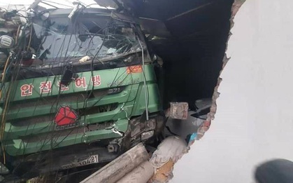 Tài xế ngủ gật, ô tô tải mất lái lao vào nhà dân