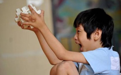 Cậu bé 10 tuổi có khả năng ghi nhớ siêu phàm, tự học thông thạo 4 ngoại ngữ, ai cũng tưởng là thần đồng nhưng sự thật đằng sau khiến bố mẹ vô cùng đau lòng