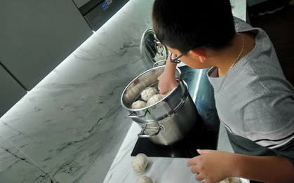Mẹ Hà Nội khoe con có ý thức và nấu ăn ngon như đầu bếp nhà hàng, nhìn thành quả ai cũng xuýt xoa: Dạy con trai quá khéo!