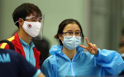 Fangirl nhí nhảnh chụp ảnh cùng Văn Toàn trước giờ bay sang UAE đấu tuyển Trung Quốc