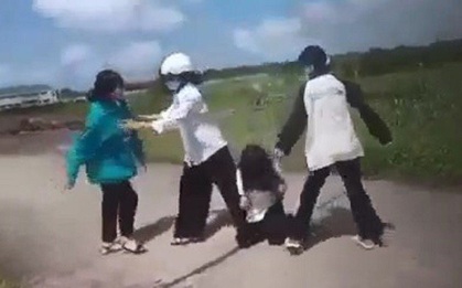 Vừa đi học trở lại, nữ sinh lớp 9 bị đánh “hội đồng”