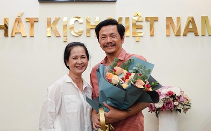 NSND Trung Anh nghỉ hưu sau hơn 40 năm cống hiến cho Nhà hát, Xuân Bắc cùng dàn sao đến chia tay