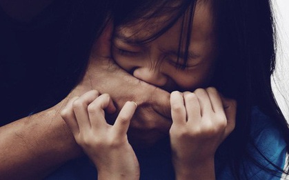 Con gái mách chuyện bị bố ép uống thuốc ho, người mẹ chất vấn mới bàng hoàng biết chuyện động trời xảy ra trong nhà suốt 2 năm qua