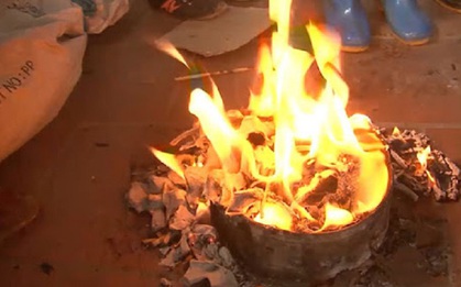 Mâu thuẫn vì ghen tuông, người phụ nữ hất xăng đốt khiến “người tình” nhập viện