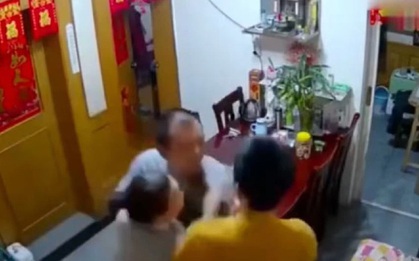 Thiếu niên định lao vào hành hung bố mình, thái độ của người mẹ khiến dư luận phẫn nộ tột cùng