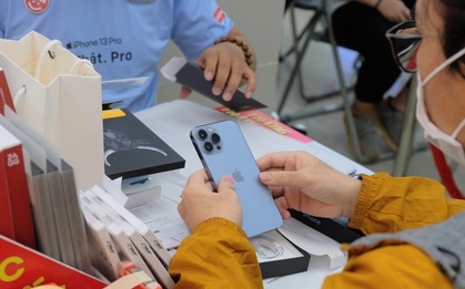 iPhone 13 cháy hàng ngay ngày đầu mở bán: Chợ đen "bán sang tay" các suất đặt cọc chênh lệnh từ 2 đến 3 triệu đồng