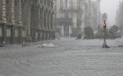 Mưa bão lớn gây lũ lụt nghiêm trọng ở Sicily, ít nhất 2 người thiệt mạng