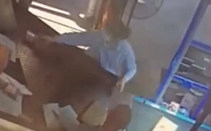 Đặt mua máy đấm bóp trên mạng, người phụ nữ nhận hàng mà "tức trào máu" vì dòng chữ trên bưu kiện, ấm ức đòi kiện công ty chuyển phát