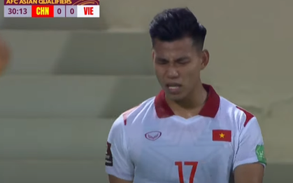 Văn Thanh phát cáu với Duy Mạnh sau tình huống phá bóng lỗi nguy hiểm