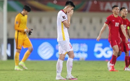 Trung vệ Thanh Bình ôm mặt thất vọng, "chết lặng" trên sân sau sai lầm ở trận Việt Nam - Trung Quốc