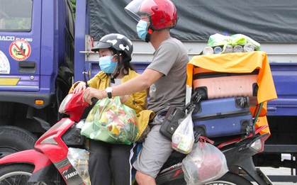 Từng phích nước, móc quần áo, bơm xe... đã cũ mèm được đùm theo hành trình 1.000km về quê: "Giờ 1 nghìn đồng cũng quý"