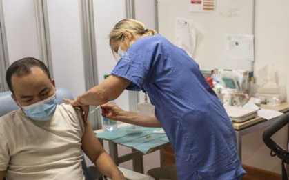 Pháp đẩy mạnh tiêm mũi vaccine tăng cường để đối phó làn sóng Covid thứ 5