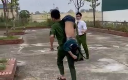 Thượng uý công an bế ngược cháu bé đuối nước chạy quanh sân, cứu sống thần kỳ