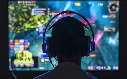 Bất chợt về nhà, mẹ sốc vì con trai tiểu học thành "game thủ chiến đấu" ngay trong giờ học online