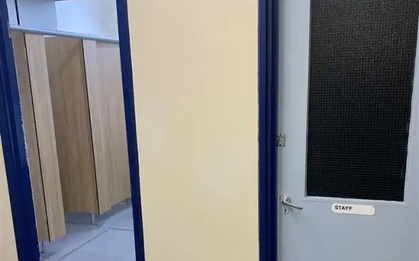 Trường học quyết định gỡ bỏ cửa nhà vệ sinh nữ gây tranh cãi, lý do đưa ra mới đầy vô lý, không thuyết phục được ai
