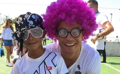 Nữ ca sĩ lừng danh đánh tiếng nhờ Ronaldo, fan lại quan tâm đến một chi tiết nhỏ chứng tỏ độ hot "khủng" của CR7