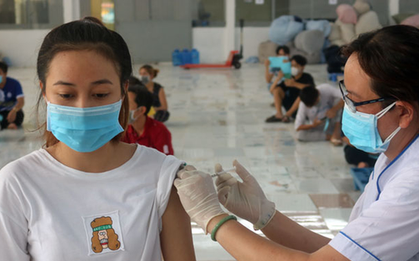 Vụ 2 học sinh sốc phản vệ nặng sau tiêm vaccine COVID-19 ở Bắc Giang: Vì sao không dừng tiêm?