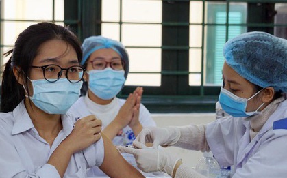 Thêm nhiều học sinh dương tính, Hải Phòng tăng tốc tiêm vắc xin phòng COVID-19
