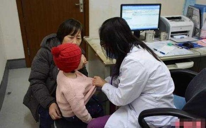 Bé gái 3 tuổi bị chậm nói, không đi vững, bác sĩ khám xong hốt hoảng bảo gọi cảnh sát ngay