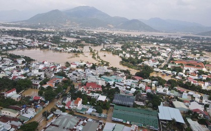 Lũ dâng cao hơn 2m, nhiều khu vực ở Nha Trang chìm trong biển nước