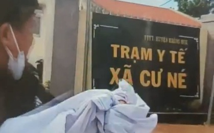 Y sĩ xé áo blouse trước cơ quan không chịu viết bản kiểm điểm