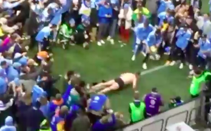 Sốc: HLV New York City cởi hết quần áo để ăn mừng vô địch giải bóng đá số 1 nước Mỹ