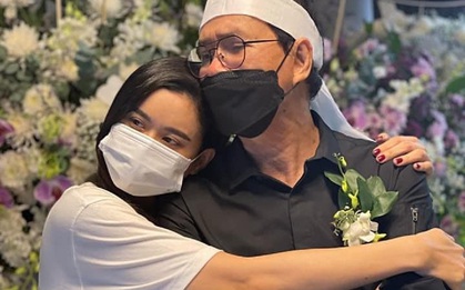 Trương Quỳnh Anh đến tiễn biệt NS Thanh Kim Huệ, nghẹn ngào an ủi NS Thanh Điền sau mất mát