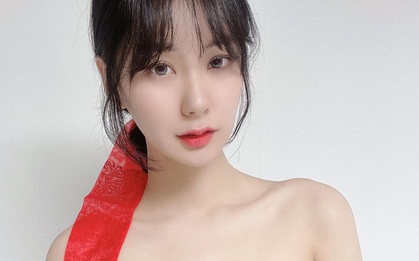 Diện bikini rồi bôi dầu bóng loáng trên sóng, nữ streamer bị chỉ trích phản cảm, "bay kênh" ngay tắp lự