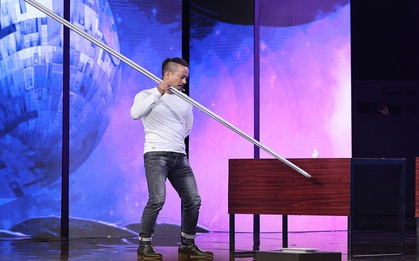 Chàng trai dùng đôi đũa 4,6m gắp hạt đậu nhỏ tí tẹo ngay trên sóng truyền hình khiến khán giả vỡ òa!