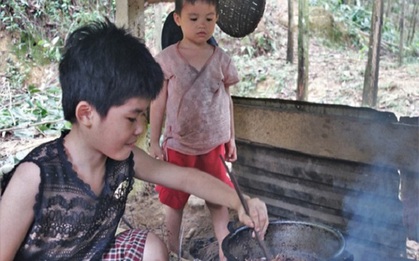 Bố thần kinh, mẹ bỏ đi biệt tích, hai đứa trẻ sống ở bìa rừng ăn hoa chuối thay cơm