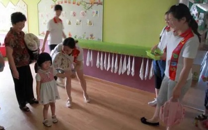 Bà mẹ đến lớp làm ầm ĩ vì con bị mất đồ trong ngày đầu đi học, cô giáo lẳng lặng làm 1 việc khiến phụ huynh này cúi mặt xấu hổ