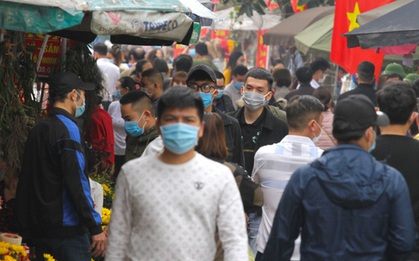 Người dân chen nhau đi lễ đền ông Hoàng Mười đầu năm, nhiều người "quên" đeo khẩu trang