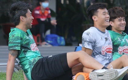 Bùi Tiến Dũng, Lee Nguyễn tươi cười dù chấn thương trong ngày tập đối kháng đầu tiên