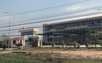 Nhóm người lạ mặt xông vào trường, bắt 3 học sinh đi đánh đập dã man, nhấn đầu xuống bùn lầy