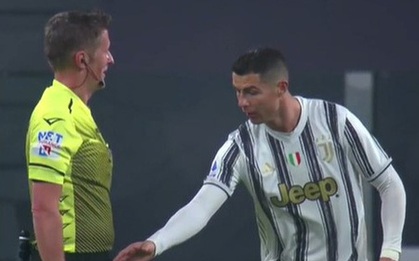 Bật cười với hình ảnh Ronaldo đòi xem đồng hồ của trọng tài khi bị từ chối bàn thắng